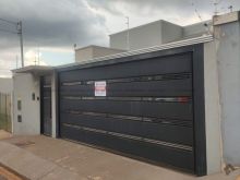 Casa com piscina e placa solar no Monte Caselo