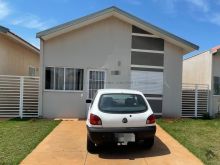 Casa com quintal e cômodos amplos