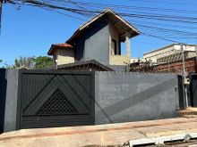 Sobrado com muito espaço de terreno