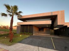 Casa térrea sofisticada com quatro suítes