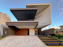 Sobrado com 4 suítes - sendo uma térrea