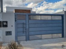 Linda casa 1 suíte - 2 quartos - excelente localização