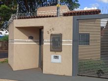 Casa semi nova e financia 1 quadra do Assaí
