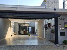 Magnífica casa com 4 suítes e placa solar