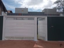 Casa nova com 03 quartos sendo 02 suítes