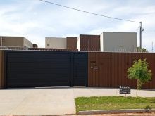 Linda casa com fino acabamento e terreno amplo