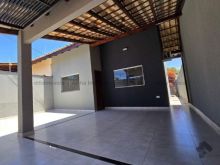 Casa com quintal espaçoso e cozinha planejada