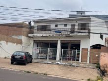 Galpão comercial com dois apartamentos em cima