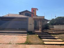 Linda casa confortável e terreno grande