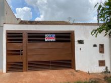 Casa de 02 dormitórios com laje e varanda ampla
