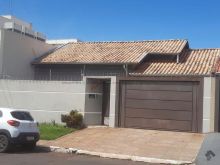 Casa antiga e bem estruturada