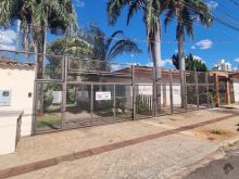 Sala ampla com fácil estacionamento