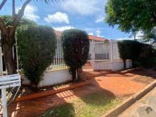 Bela casa térrea de esquina bem construída