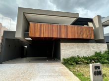Linda casa com acabamentos de alto padrão