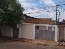 Casa com amplo quintal