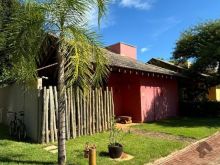 Casa térrea com 2 suítes em condomínio no centro