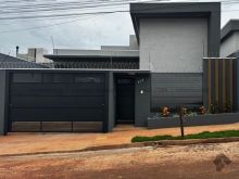 Casa com amplo terreno e piscina no Água Limpa