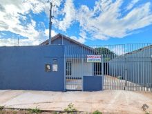 Casa térrea com cômodos amplos e com quintal