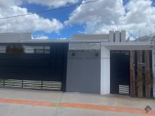 Belíssima casa - terreno 453 m²