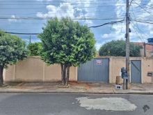 Casa de esquina com muito espaço - 3 quartos