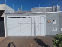 Casa com amplo quintal no Nova Lima