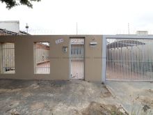 Casa ao lado da avenida Júlio de Castilho