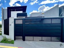 Casa térrea com 3 suítes e piscina