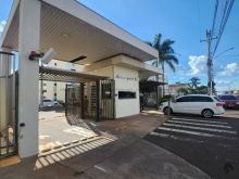 Apartamento térreo com suíte muito bem localizado