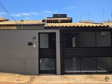 Casa com churrasqueira e cozinha planejada