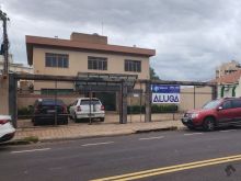 Casa ou salas comerciais com estacionamento