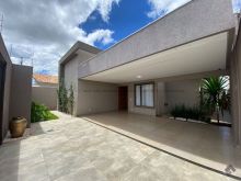 Casa com 3 quartos e piscina no Água Limpa Park