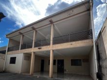 Sobrado amplo em rua comercial movimentada