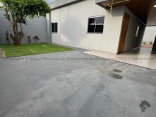 Casa moderna com piscina no Universitárias II