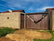 Casa com espaço de terreno