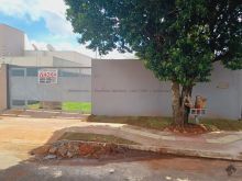 Casa com sobra de terreno na frente