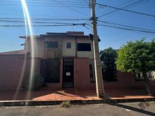 Sobrado com 3 suítes - uma quadra da Via Park