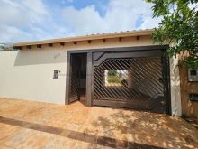 Casa com amplo espaço de quintal