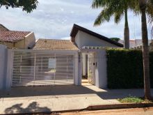 Casa com planejados e ofurô