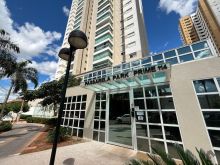 Passarela toda reformada com vista para o parque