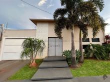 Casa térrea com salão comercial