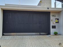 Casa moderna rica em armários