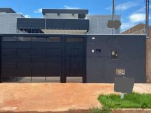 Casa nova com piscina rica em porcelanato