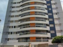 Apartamento amplo rico em armários