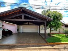 Casa em condomínio com ótimo espaço de terreno