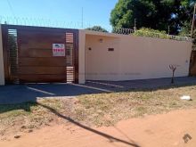 Casa com cozinha planejada e amplo espaço