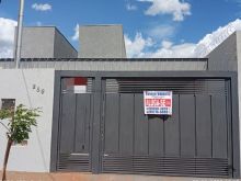 Linda casa com suíte e sobra de terreno