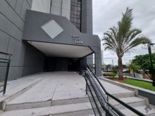 Reformada com divisórias e ar condicionado