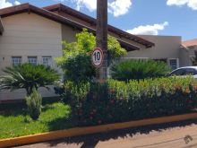 Casa confortável em condomínio fechado