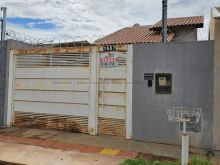 Casa térrea com piscina e terreno amplo