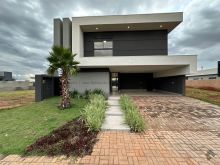 Maravilhoso sobrado com 4 suítes rico em planejado